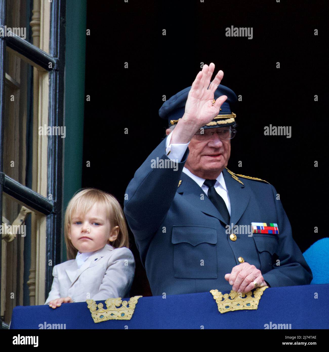 STOCCOLMA, SVEZIA - 30 APRILE 2022: Re Carl XVI Gustaf di 76 anni. Sul balcone la famiglia reale Foto Stock