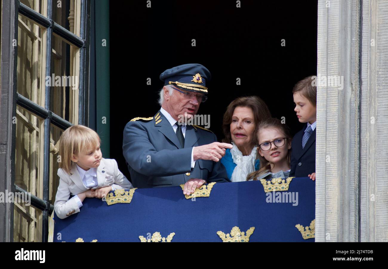 STOCCOLMA, SVEZIA - 30 APRILE 2022: Re Carl XVI Gustaf di 76 anni. Sul balcone la famiglia reale Foto Stock