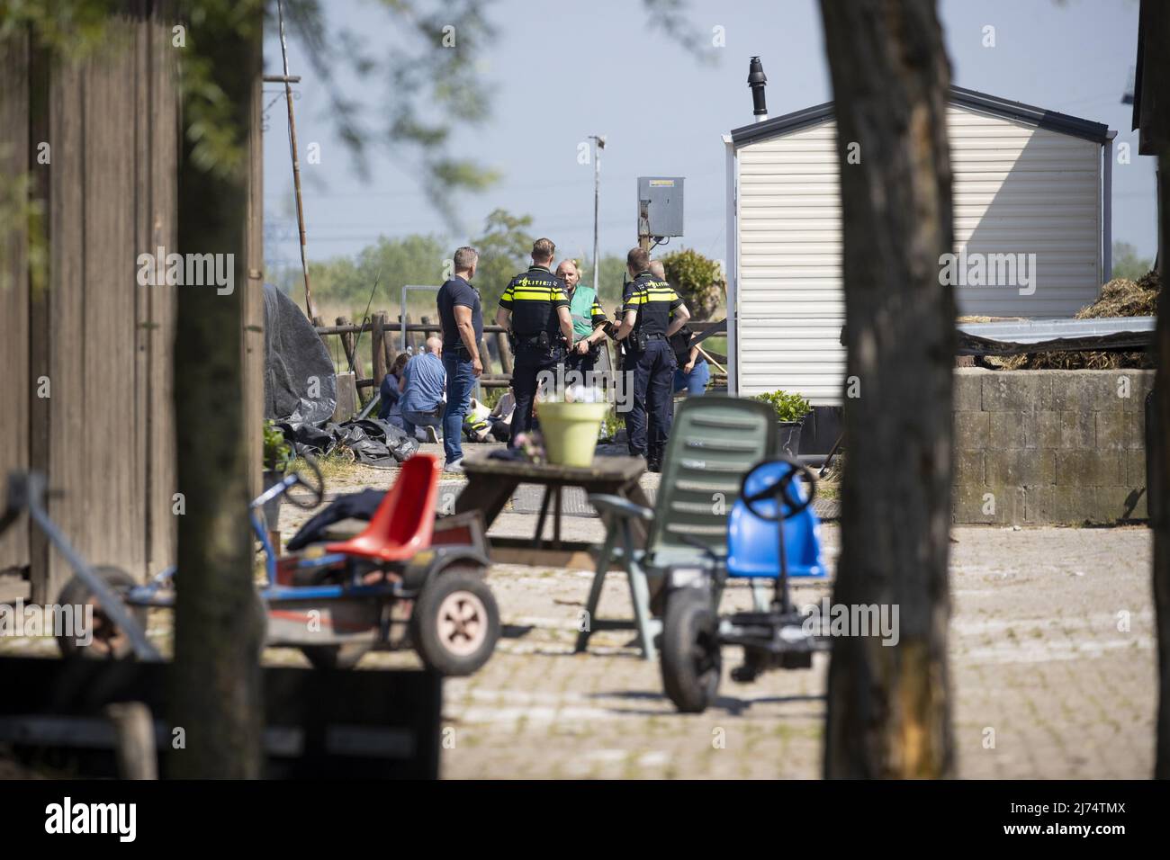 Alblasserdam, Paesi Bassi, 6 maggio 2022. 2022-05-06 12:36:44 ufficiali di polizia al Molensingel in Alblasserdam, Paesi Bassi, 6 maggio 2022. Due persone sono morte e altre due gravemente ferite durante una ripresa. ANP SEM VAN DER WAL netherlands OUT - belgium OUT Credit: ANP/Alamy Live News Foto Stock