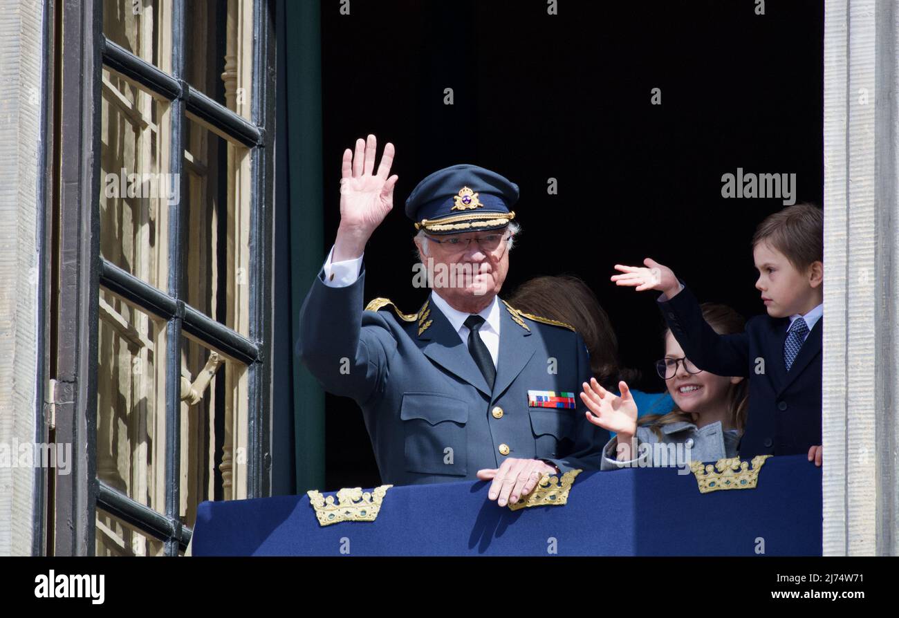 STOCCOLMA, SVEZIA - 30 APRILE 2022: Re Carl XVI Gustaf di 76 anni. Sul balcone la famiglia reale Foto Stock