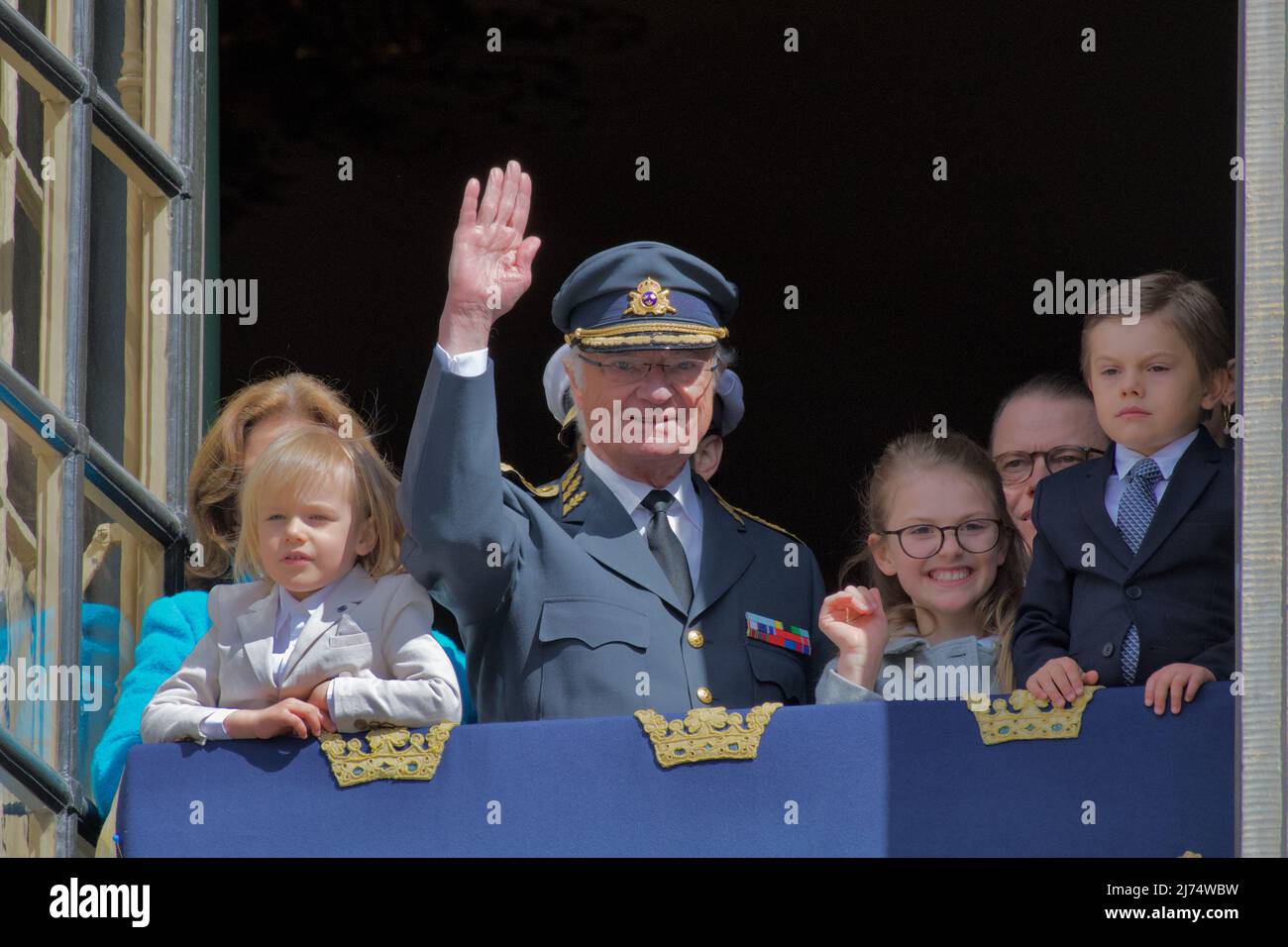 STOCCOLMA, SVEZIA - 30 APRILE 2022: Re Carl XVI Gustaf di 76 anni. Sul balcone la famiglia reale Foto Stock