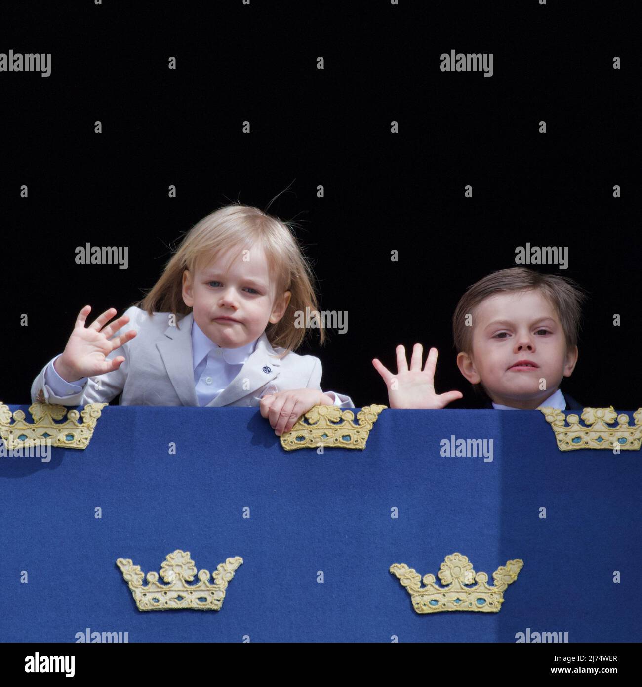 STOCCOLMA, SVEZIA - 30 APRILE 2022: Re Carl XVI Gustaf di 76 anni. Sul balcone la famiglia reale Foto Stock