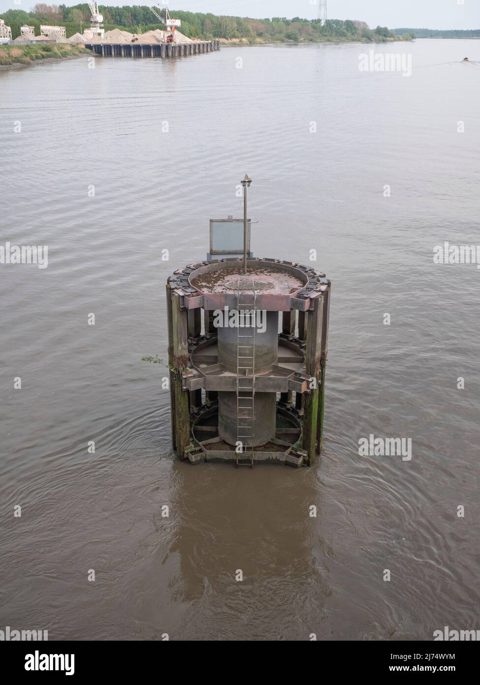 Foto verticale di un paesaggio acquatico o acquatico del fiume Scheldt nel Temse un comune nella provincia belga delle Fiandre Orientali Foto Stock