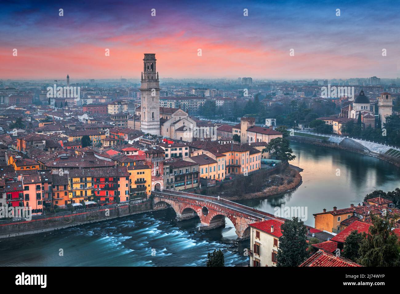 Verona, città d'Italia sul fiume Adige al crepuscolo. Foto Stock