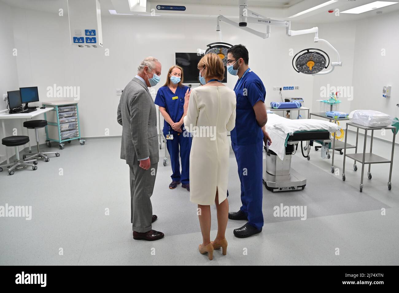 Il Principe di Galles incontra i membri del team medico durante una visita al teatro operativo Derwent al Royal Bournemouth Hospital di Dorset. Data foto: Venerdì 6 maggio 2022. Foto Stock
