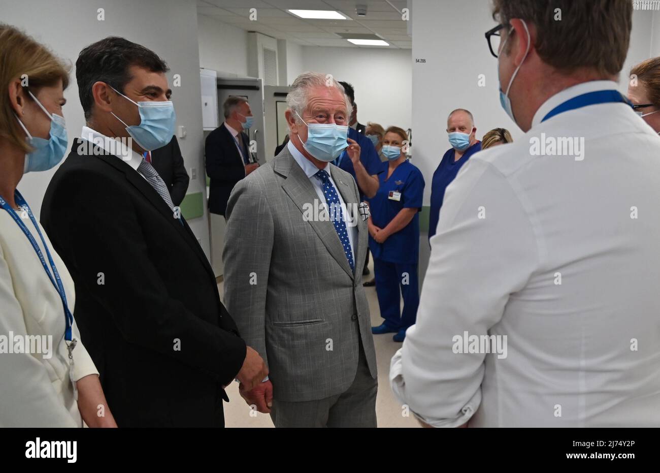 Il Principe di Galles incontra i membri del team medico durante una visita al teatro operativo Derwent al Royal Bournemouth Hospital di Dorset. Data foto: Venerdì 6 maggio 2022. Foto Stock