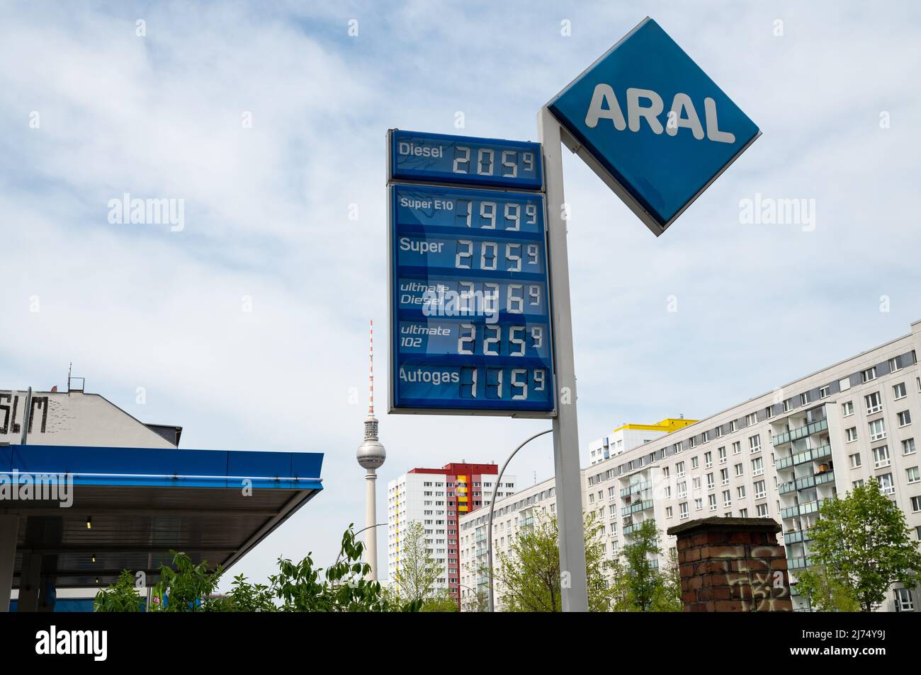 30.04.2022, Berlino, Germania, Europa - Un listino prezzi mostra l'aumento dei prezzi della benzina e del diesel presso una stazione di servizio ARAL nel distretto di Mitte. Foto Stock