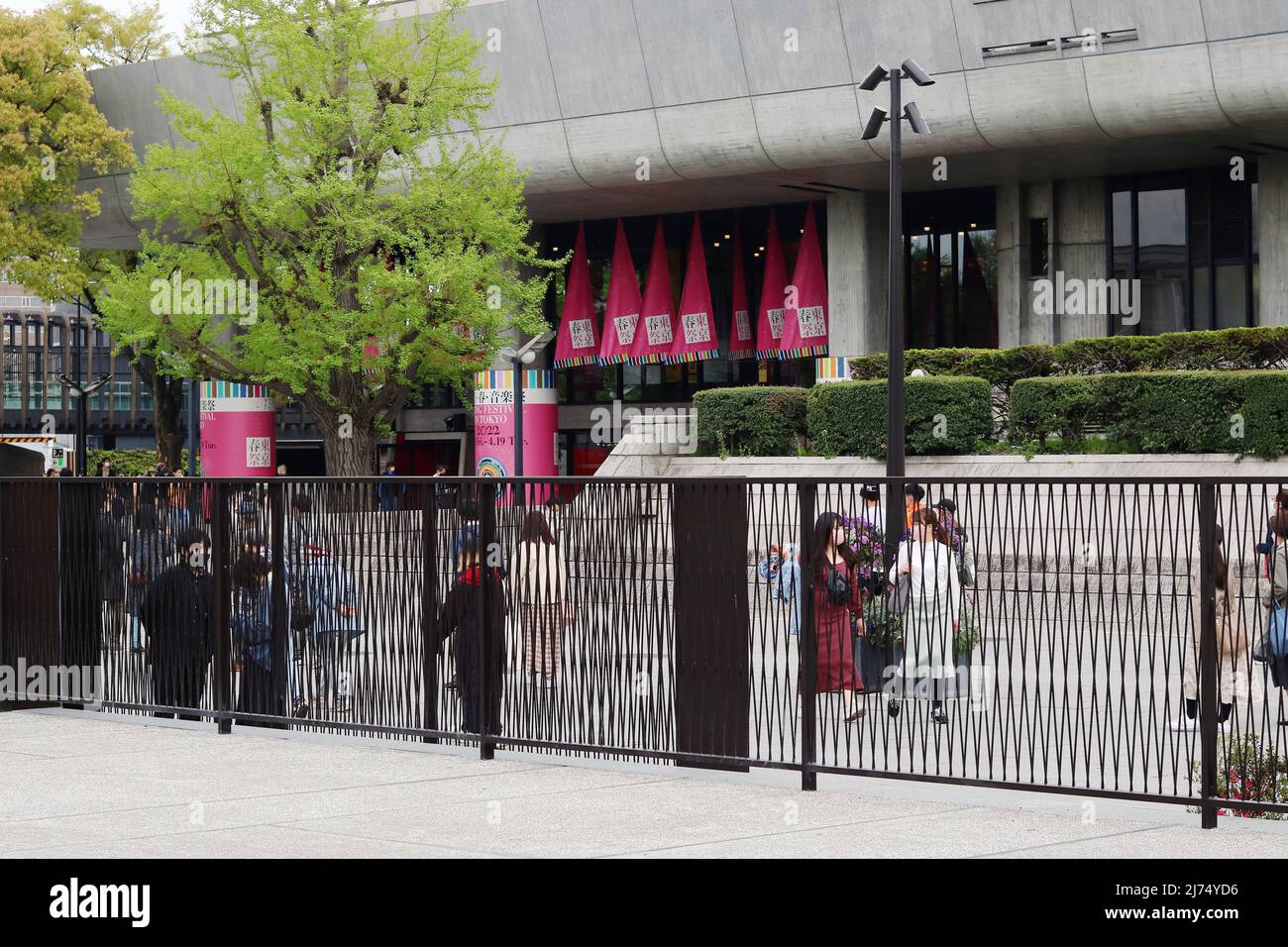 TOKYO, GIAPPONE - 17 aprile 2022: Ueno Park e il Tokyo Bunka Kaikan visto dal giardino del Museo Nazionale di Arte Occidentale di Tokyo Foto Stock