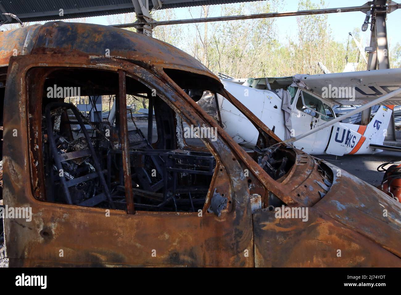 KYIV REGIONE, UCRAINA - 5 MAGGIO 2022 - aerei e automobili distrutti sono raffigurati nei locali di Antonov aeroporto, un aeroporto internazionale di carico che è Foto Stock