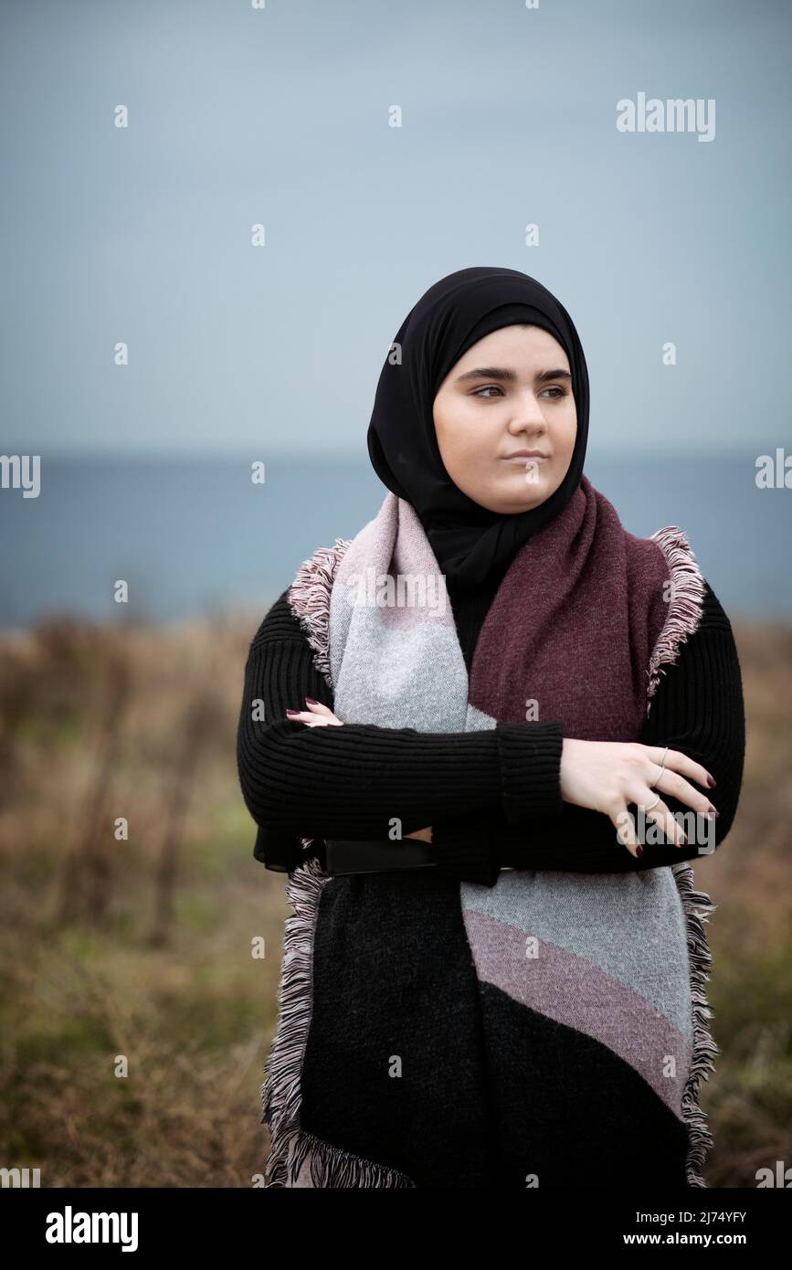 Donna musulmana che indossa hijab all'aperto Foto Stock