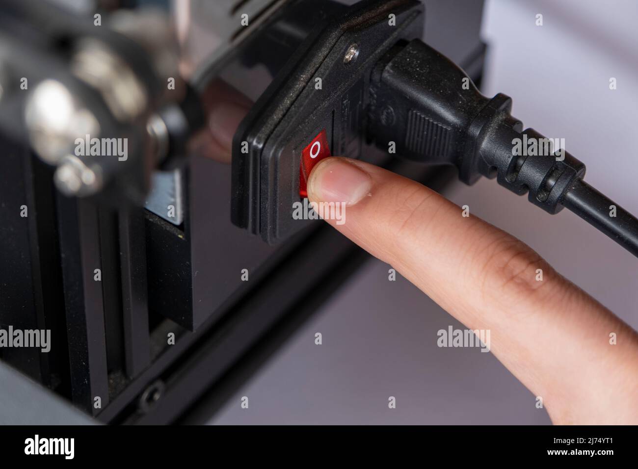 Man mano premere per 3D stampante pulsante di accensione, primo piano fino a 3D stampante switch, macro-shot di pressione pulsante, macchina industriale e dispositivo tecnologico Foto Stock