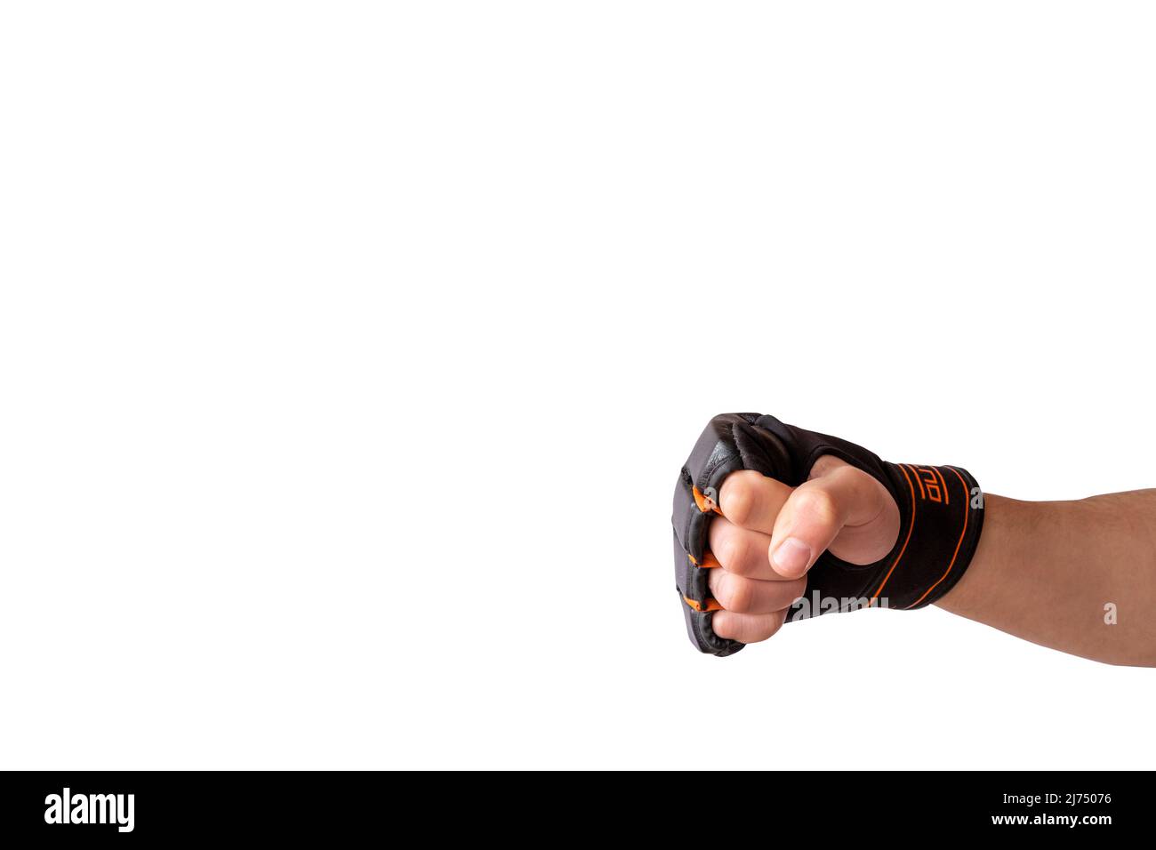 Guanti da kickboxing con braccio isolato su sfondo bianco, copy space punzoning con guanti da boxing, vista frontale, kickboxing pugno spazio vuoto idea Foto Stock