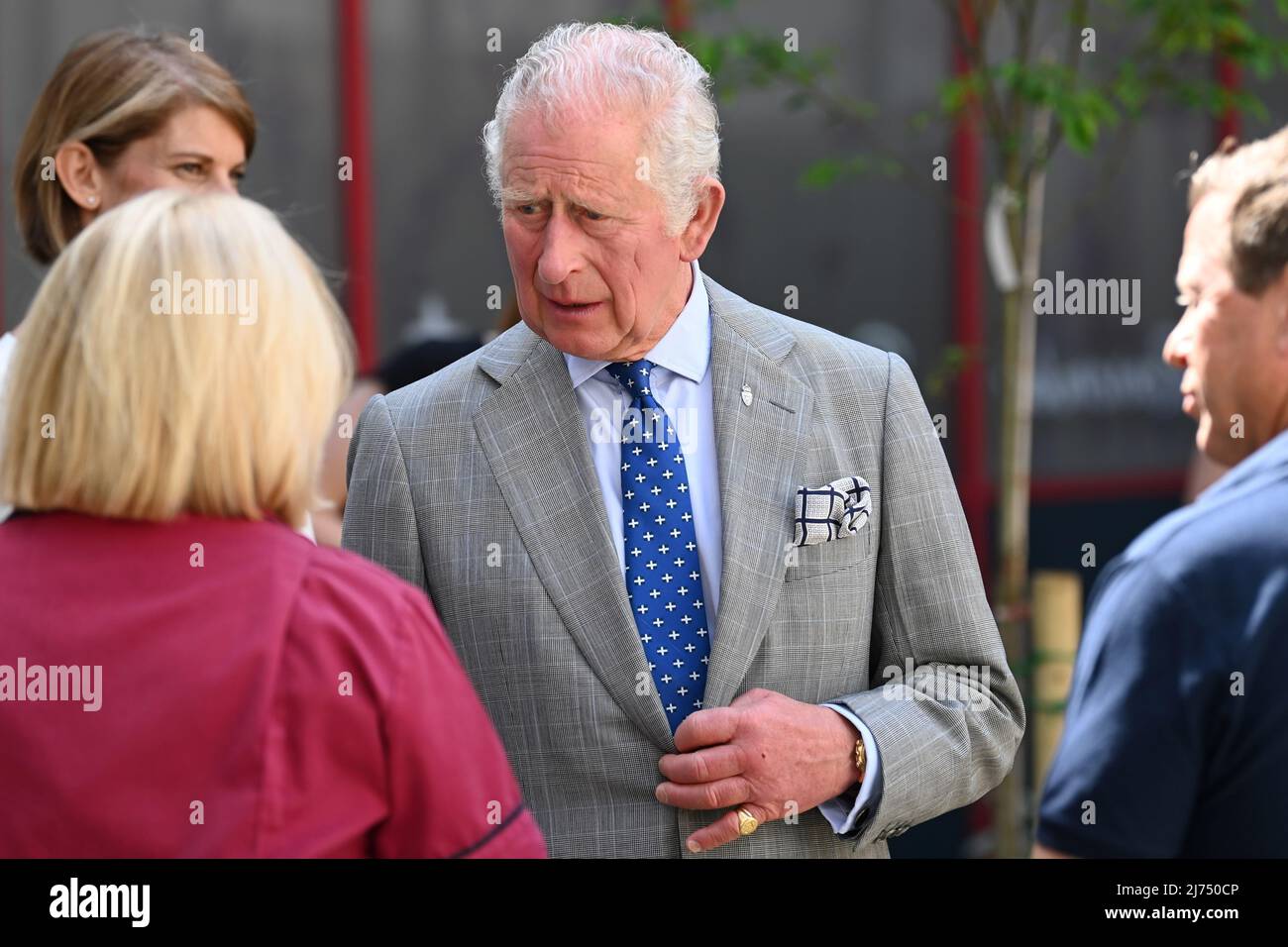 Il Principe del Galles incontra i membri del personale durante una visita al Royal Bournemouth Hospital di Dorset. Data foto: Venerdì 6 maggio 2022. Foto Stock