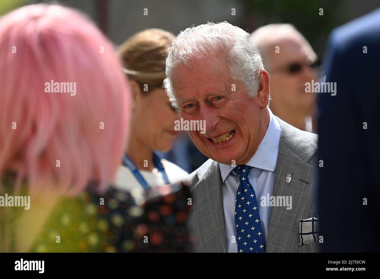 Il Principe del Galles incontra i membri del personale durante una visita al Royal Bournemouth Hospital di Dorset. Data foto: Venerdì 6 maggio 2022. Foto Stock