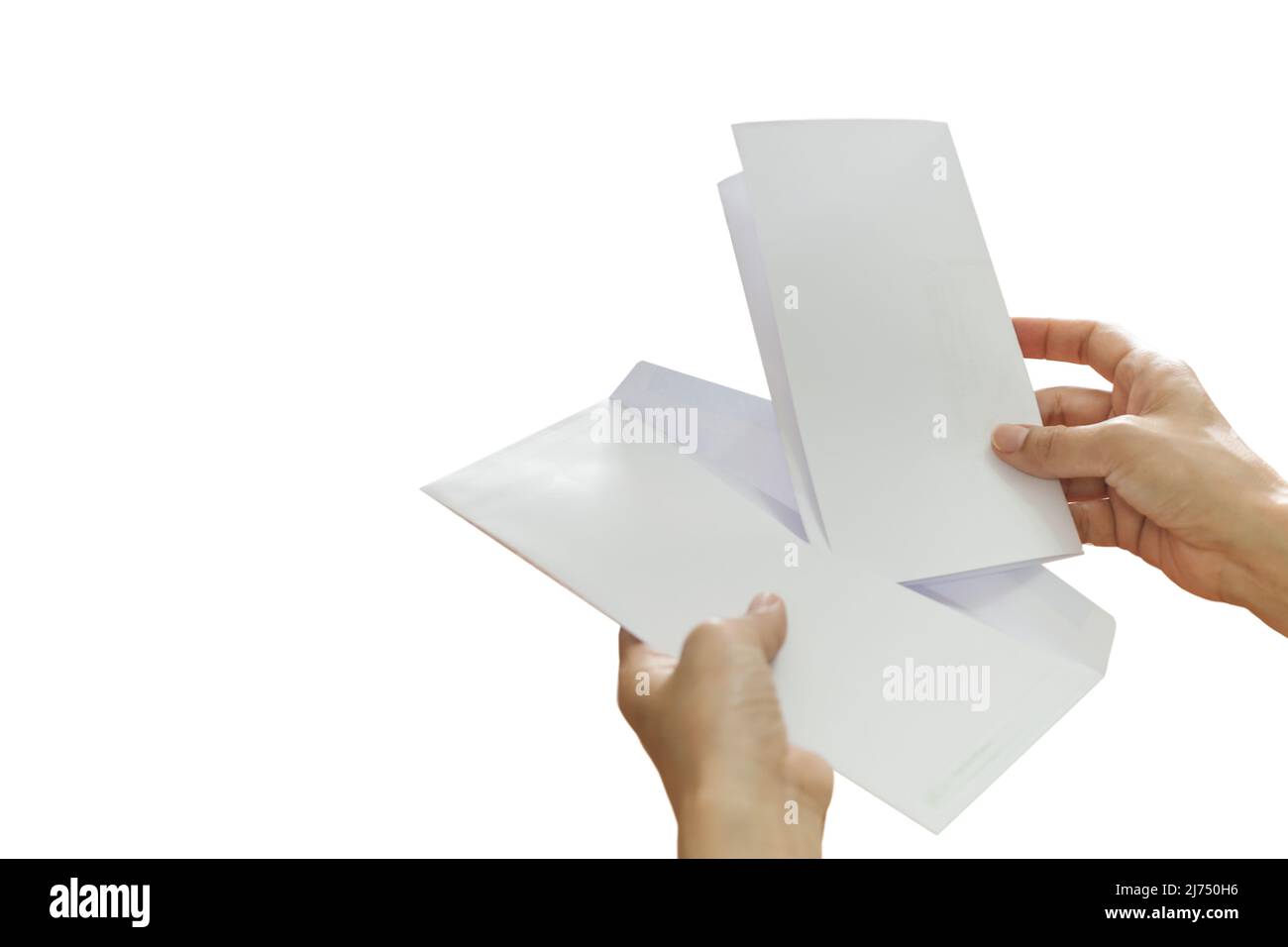 Donna mano che mette la lettera su una busta isolato su sfondo bianco. Foto Stock