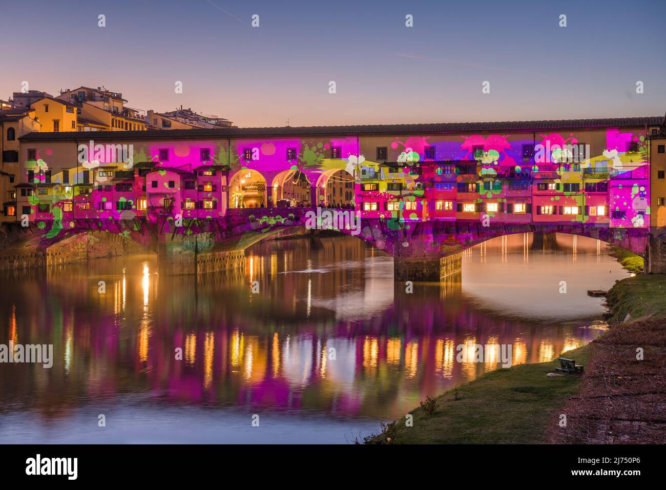 Firenze, Italia al Ponte Vecchio che attraversa il fiume Arno al crepuscolo con illuminazione per le vacanze. Foto Stock