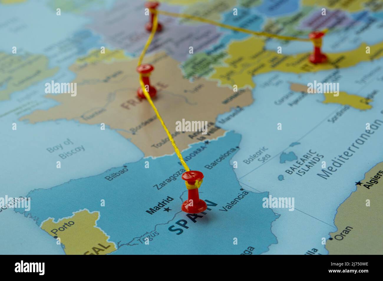Spagna Germania Italia e Francia sulla mappa con dispositivo di fissaggio rosso, Europa percorso sulla mappa con thumbtack rosso, idea di viaggio, vacanza e viaggio concetto Foto Stock