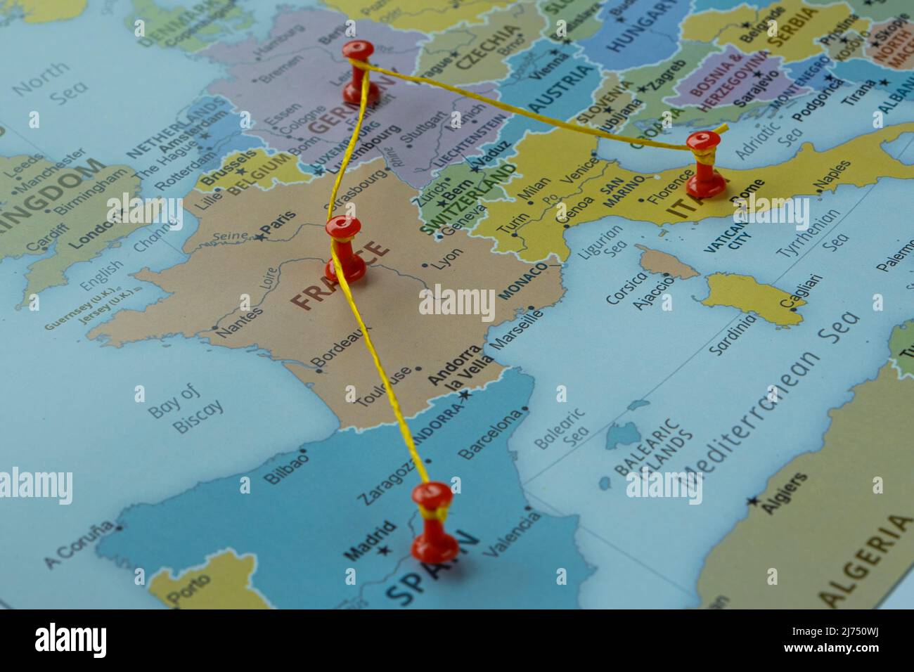 Spagna Germania Italia e Francia sulla mappa con dispositivo di fissaggio rosso, Europa percorso sulla mappa con thumbtack rosso, idea di viaggio, vacanza e viaggio concetto Foto Stock