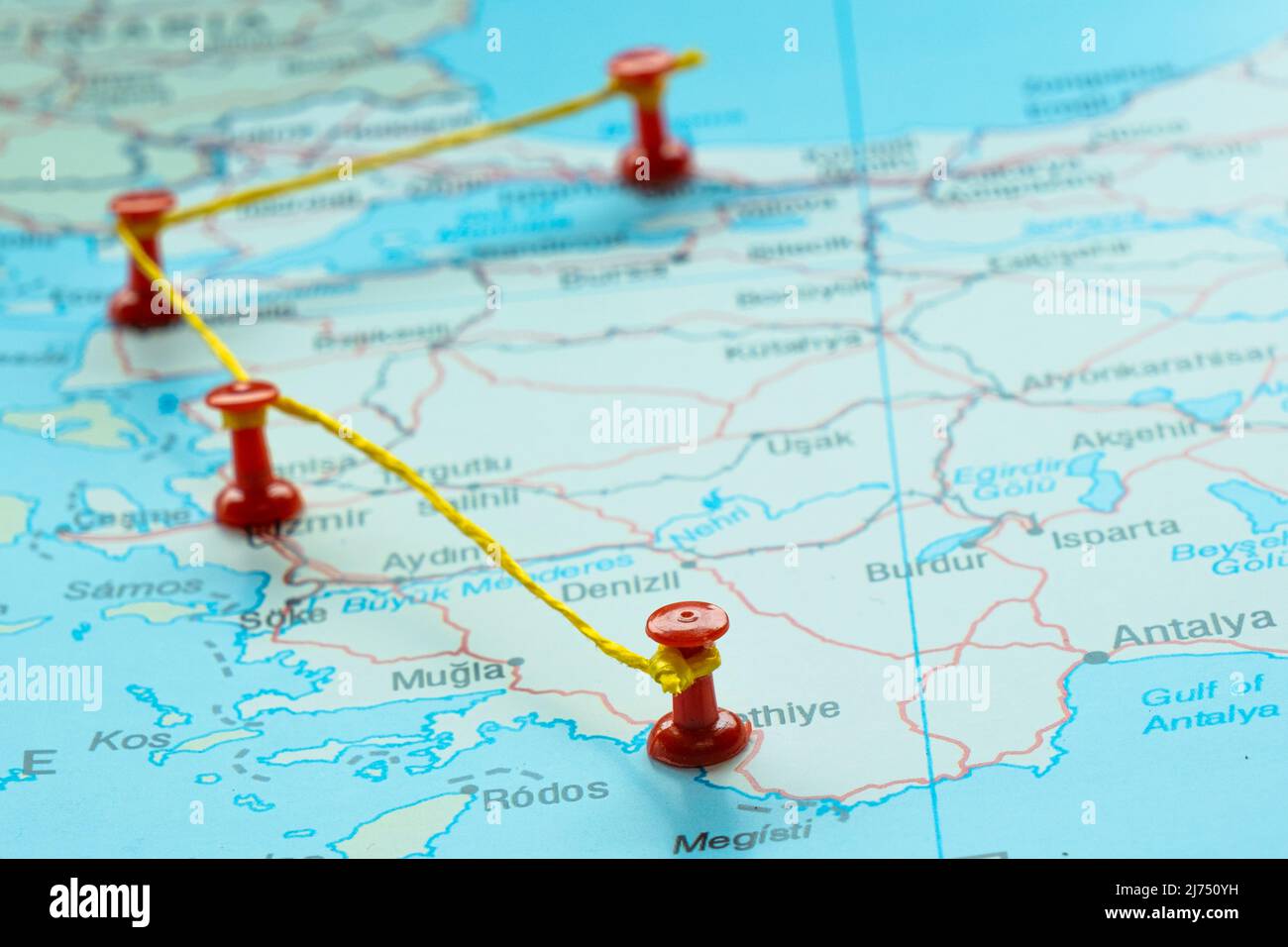 Mappa Turchia con chiusura rossa, Istanbul Izmir Canakkale Mugla percorso di viaggio sulla mappa con thumbtack rosso, idea di viaggio, vacanza e viaggio concetto Foto Stock