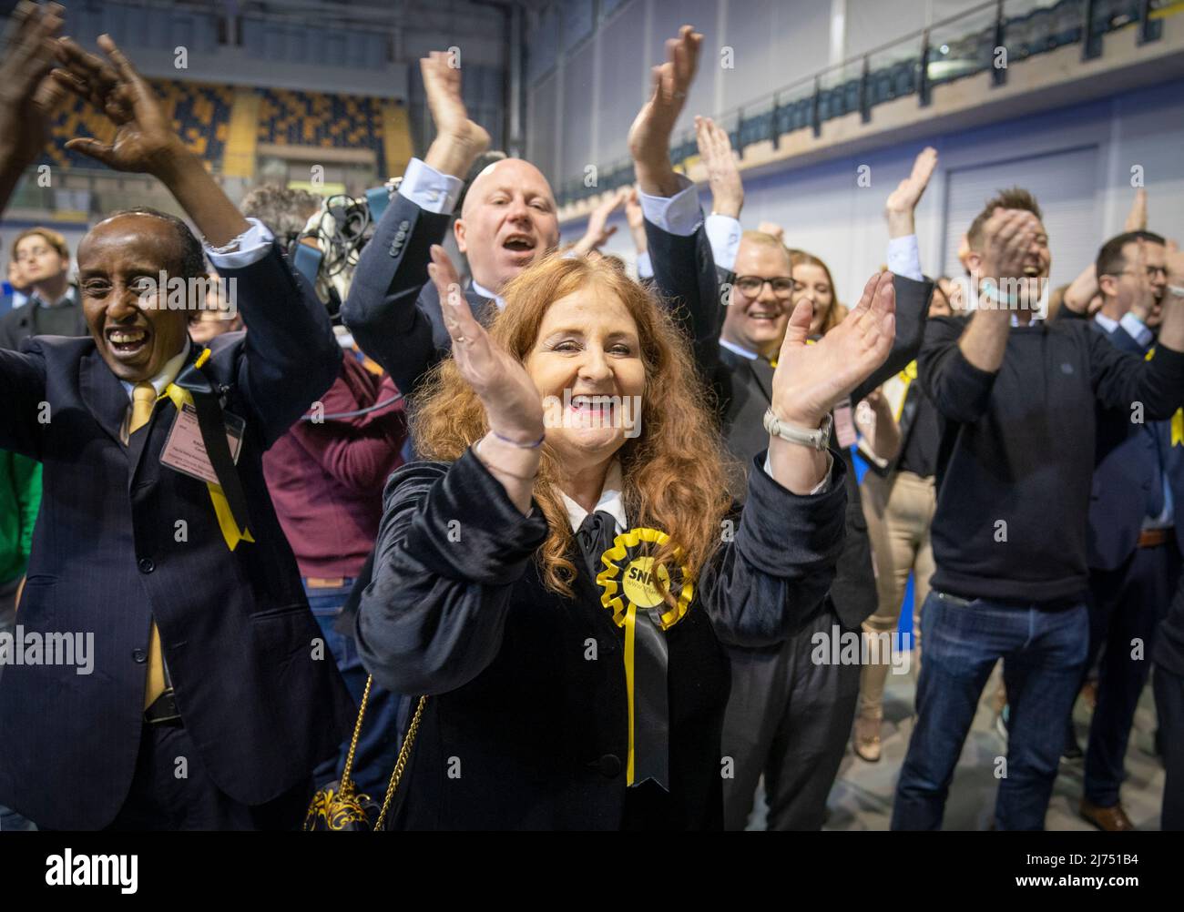 I sostenitori della SNP festeggiano al Glasgow City Council alla Emirates Arena di Glasgow, mentre i risultati delle elezioni del governo locale sono rivelati. Data foto: Venerdì 6 maggio 2022. Foto Stock