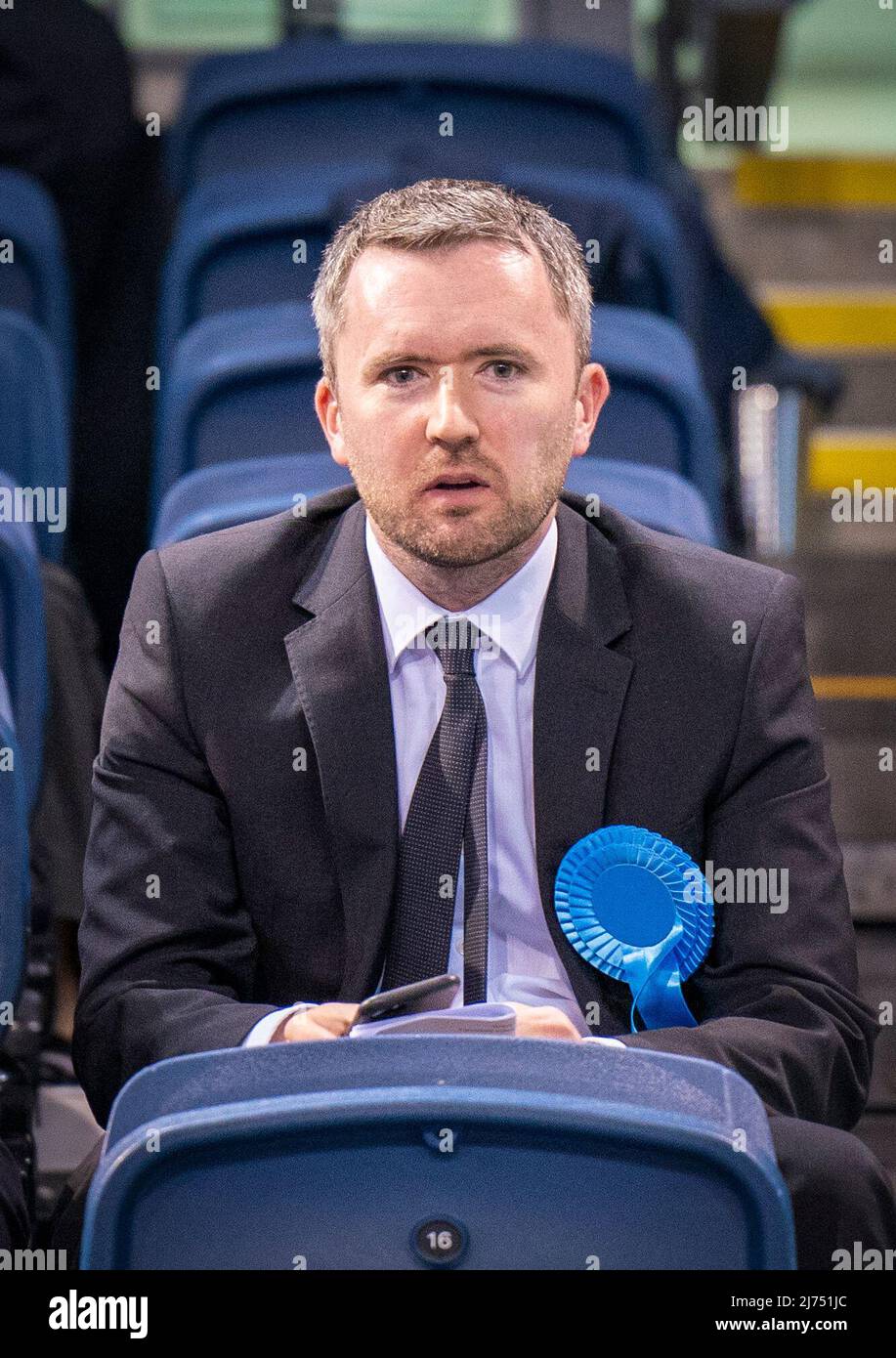 David Meikle del conservatore scozzese al Glasgow City Council conta alla Emirates Arena di Glasgow, nelle elezioni del governo locale. Data foto: Venerdì 6 maggio 2022. Foto Stock