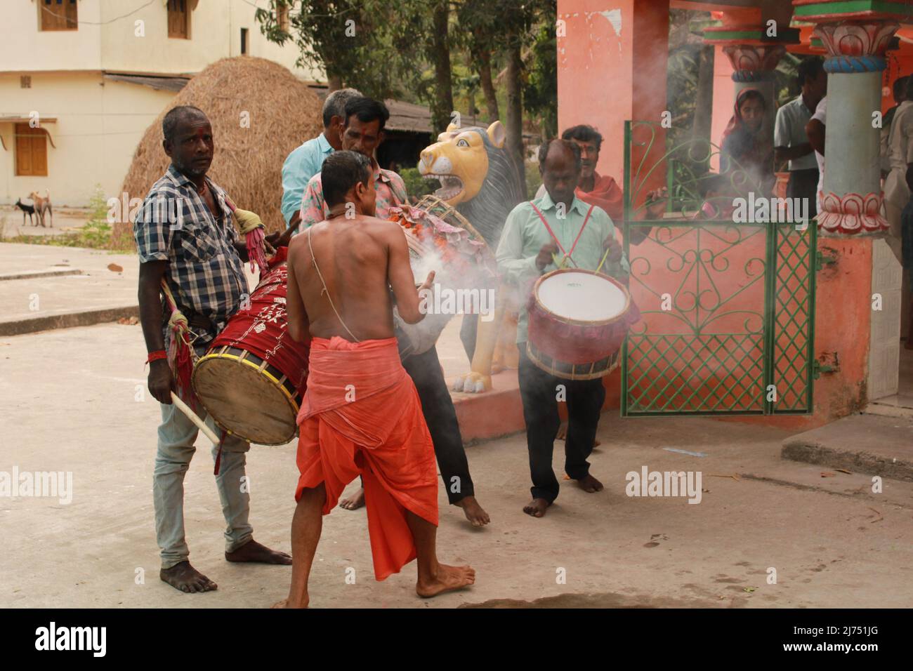 14 aprile 2022: La dea Bhuasuni in esecuzione. La divinità locale in un villaggio tribale che viene al corpo del sacerdote locale-Shaman in occasioni speciali. Foto Stock