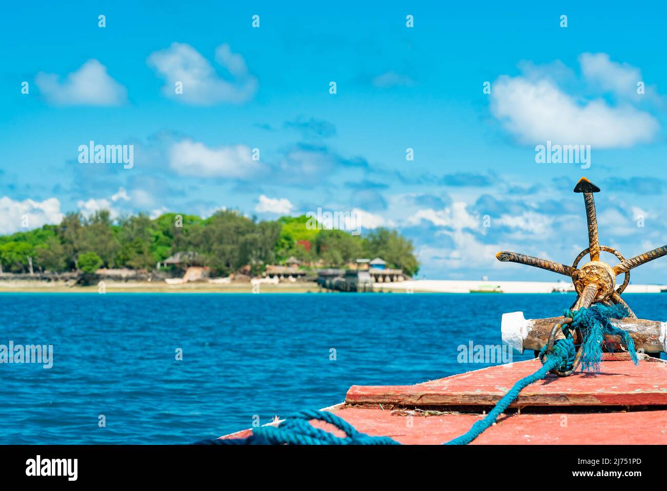 Isola prigione sparata da prua barca con ancora. Zanzibar, Tanzania Foto Stock