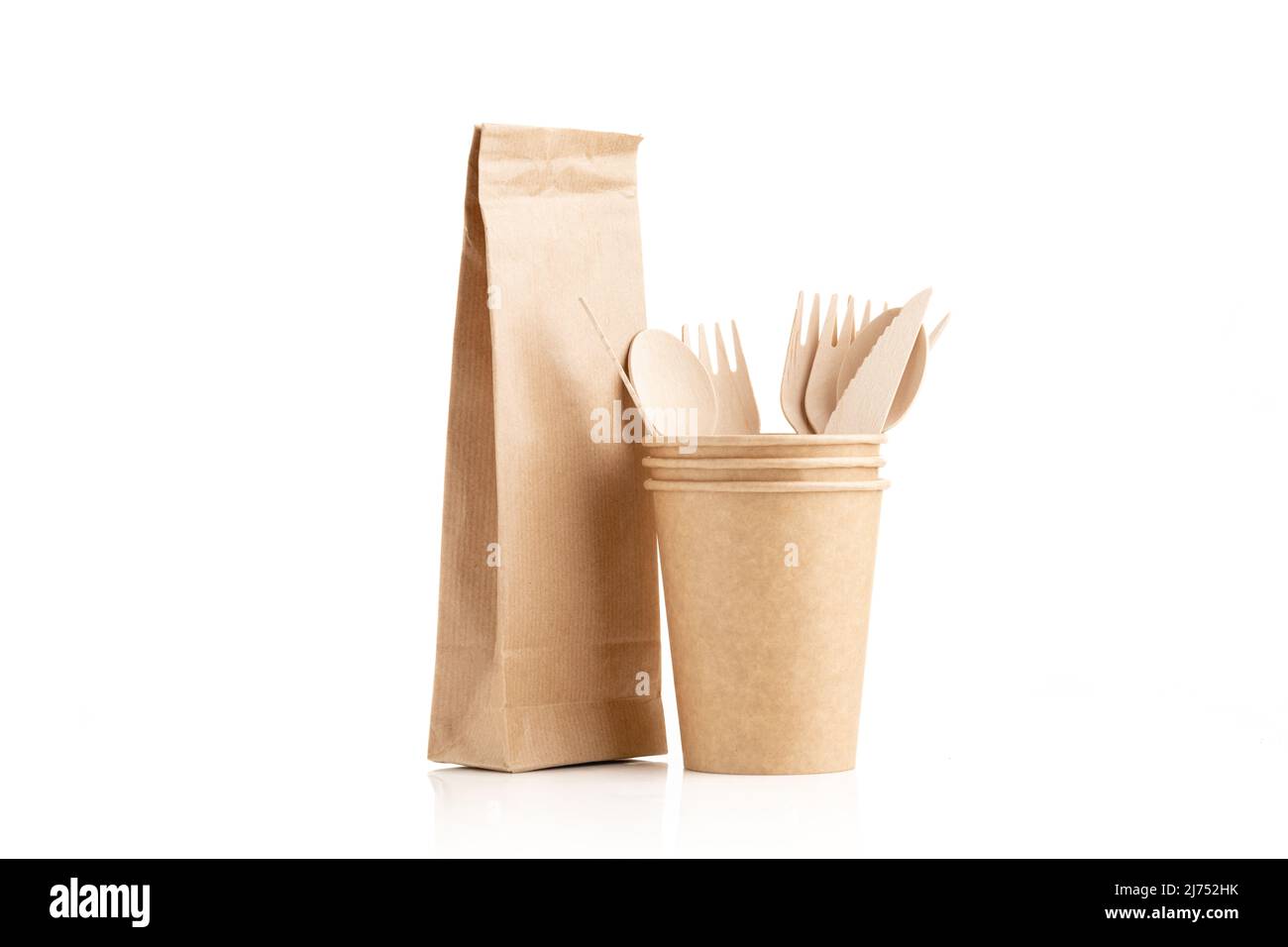 Tazze di carta e sacchetto di carta in carta eco kraft. Set di posate in legno. Concetto di riciclaggio. Zero sprechi. Foto Stock