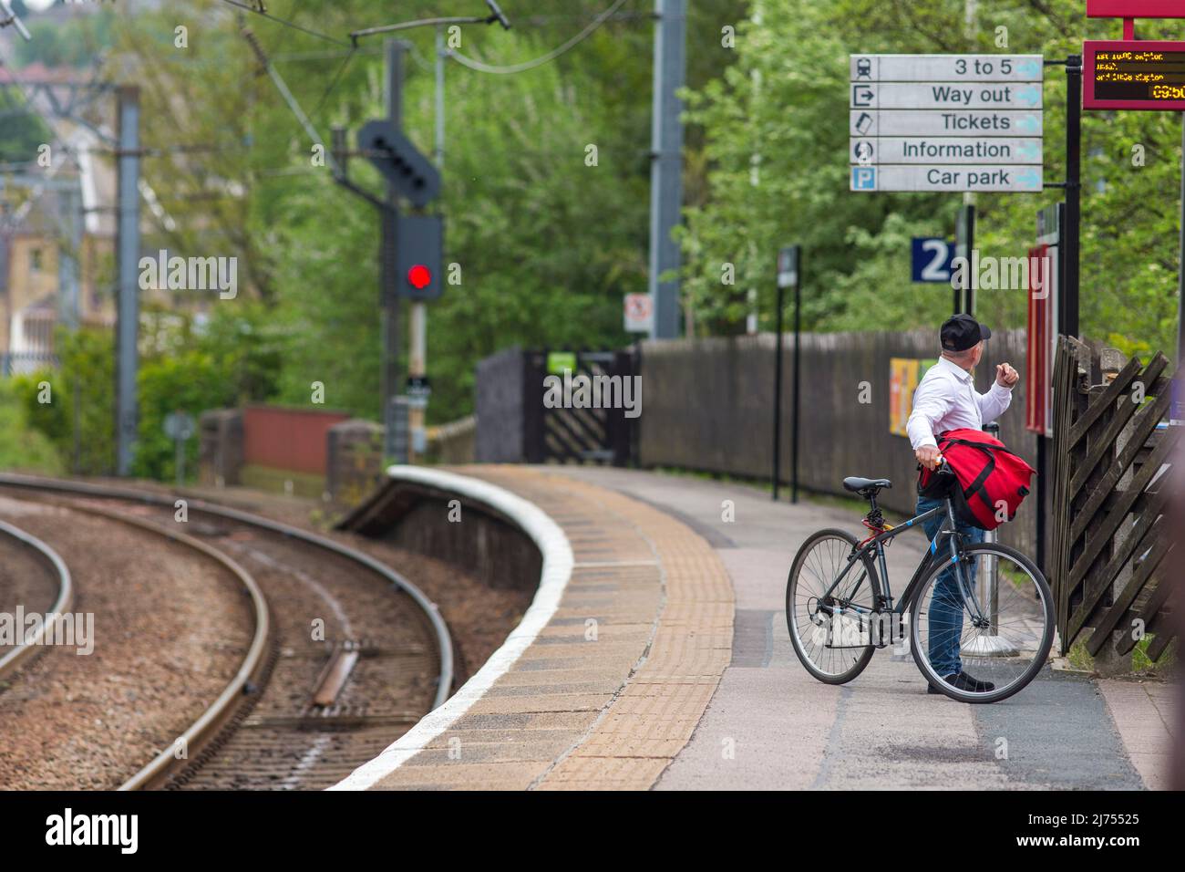 La stazione ferroviaria di Shipley serve la città mercato di Shipley nel West Yorkshire, Inghilterra. Si trova a 2+3⁄4 miglia a nord di Bradford Forster Square e a 10+3⁄4 miglia a nord-ovest di Leeds. I servizi ferroviari sono per lo più servizi di pendolari tra Leeds e Bradford, la linea Airedale (Leeds e Bradford per Skipton, via Keighley) e la linea Wharfedale (Leeds e Bradford per Ilkley). Ci sono anche alcuni servizi della linea principale London North Eastern Railway tra Bradford o Skipton e Londra, e si trova anche sulla linea da Leeds a Glasgow tramite la linea Settle-Carlisle Railway. Credit: Windmill Images/Alamy Live News Foto Stock