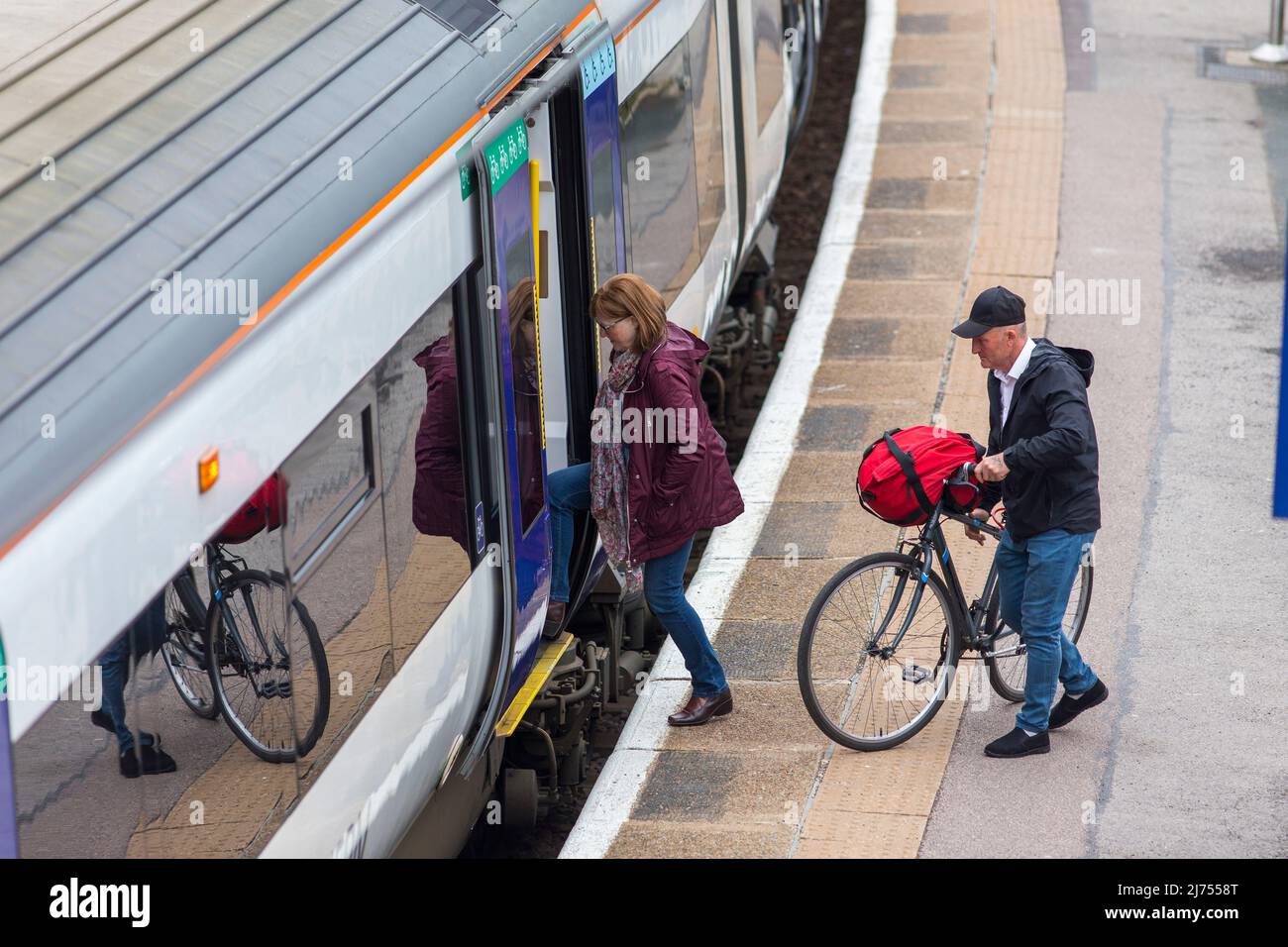 La stazione ferroviaria di Shipley serve la città mercato di Shipley nel West Yorkshire, Inghilterra. Si trova a 2+3⁄4 miglia a nord di Bradford Forster Square e a 10+3⁄4 miglia a nord-ovest di Leeds. I servizi ferroviari sono per lo più servizi di pendolari tra Leeds e Bradford, la linea Airedale (Leeds e Bradford per Skipton, via Keighley) e la linea Wharfedale (Leeds e Bradford per Ilkley). Ci sono anche alcuni servizi della linea principale London North Eastern Railway tra Bradford o Skipton e Londra, e si trova anche sulla linea da Leeds a Glasgow tramite la linea Settle-Carlisle Railway. Credit: Windmill Images/Alamy Live News Foto Stock