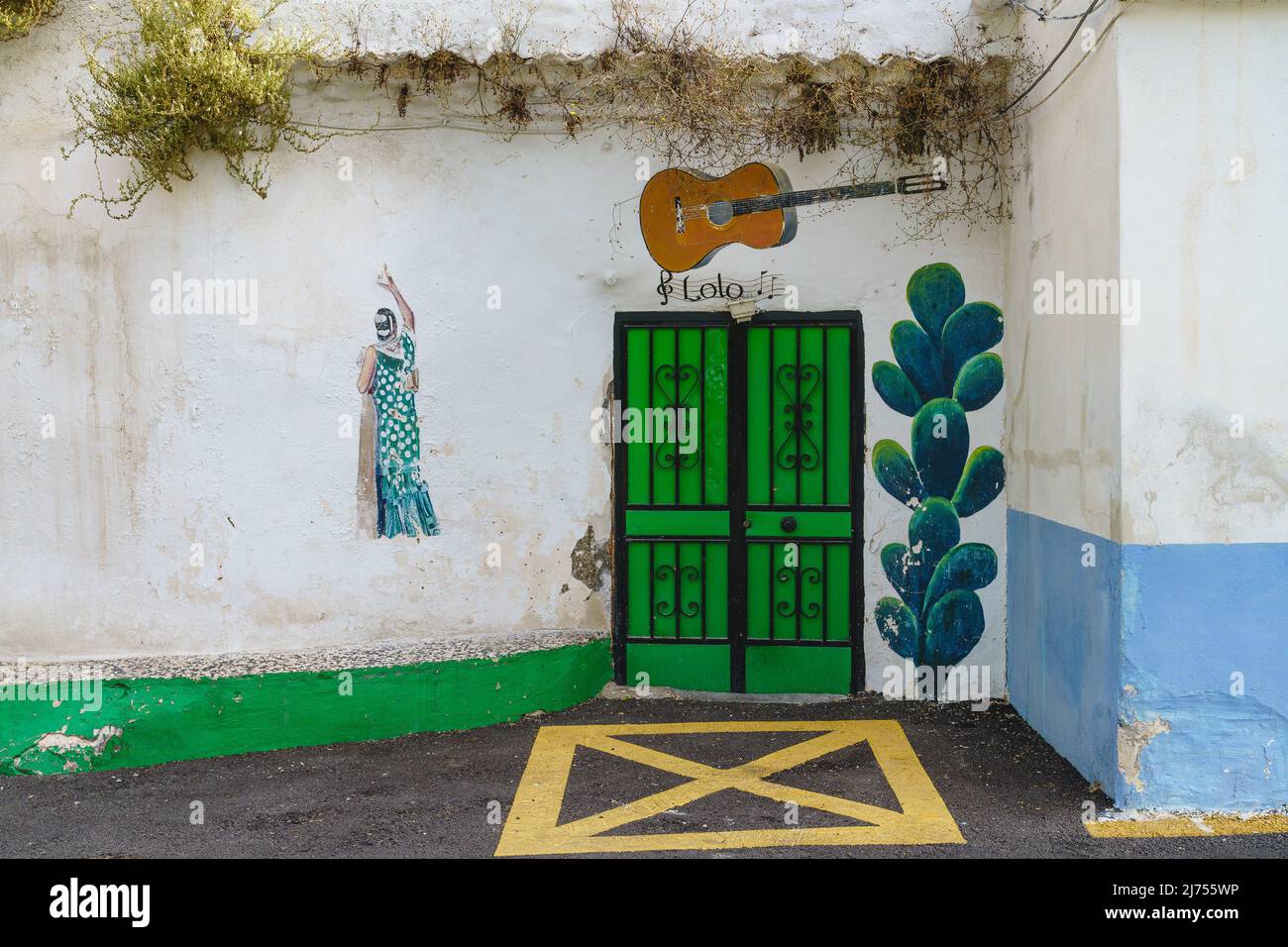 Granada, Spagna, 20 giugno 2021. Parete bianca di Casa del Sacromonte, a Granada, con dipinti a tema andaluso Foto Stock