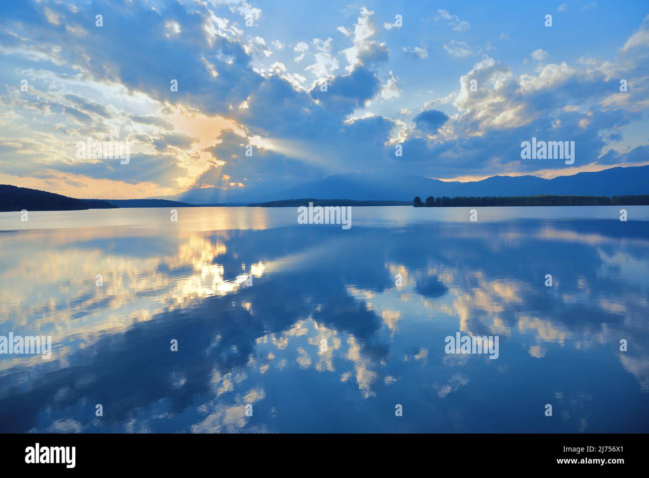 Bella natura background.Amazing colorful Clouds.Water Reflections.Magic sfondo artistico.Fotografia creativa.Blue Sky e Sunset.Mountain, lago. Foto Stock