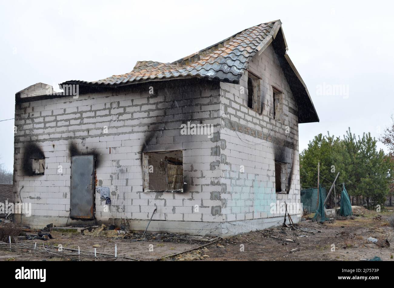 Villaggio di Myla, regione di Kyiv, Ucraina - 03 aprile 2022: Casa privata bruciata dagli occupanti russi a causa di shelling. Foto Stock