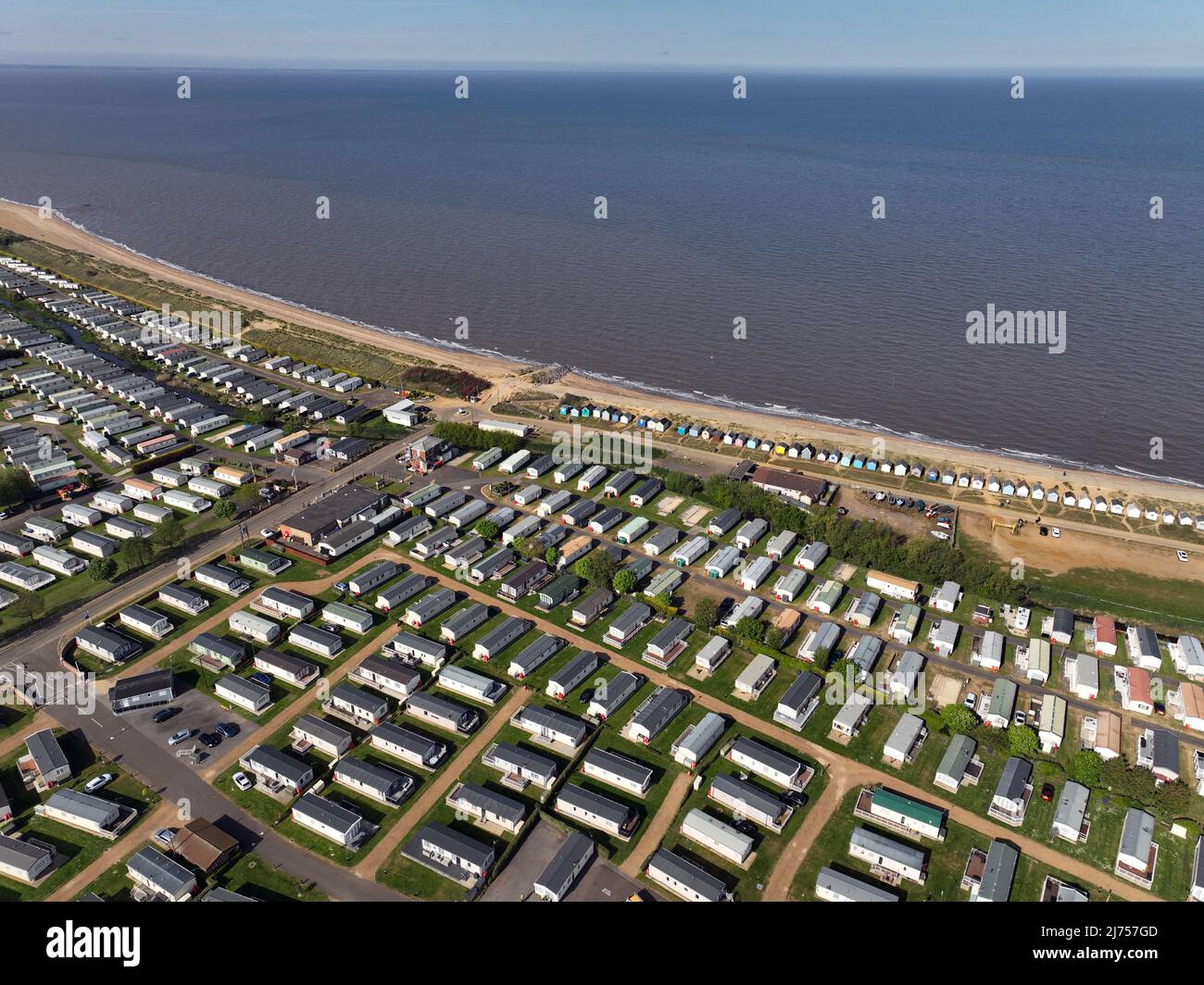 Incantevoli cieli blu sui parchi delle roulotte, in una mattinata di sole a Heacham, Norfolk, Regno Unito, il 5 maggio 2022. Foto Stock