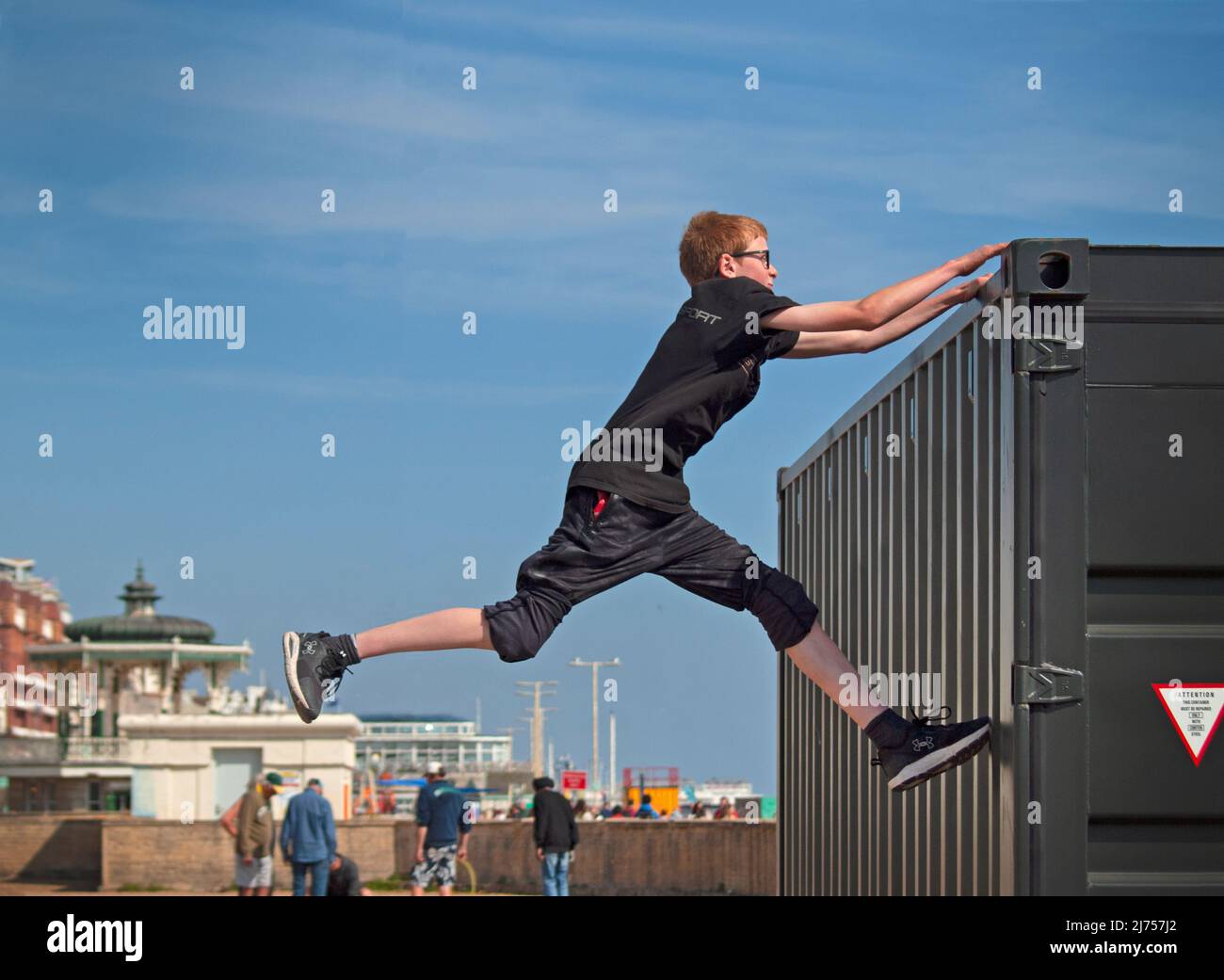 Un professionista del Parkour a Brighton Foto Stock