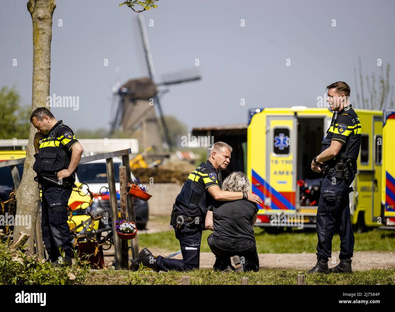 2022-05-06 12:29:47 ALBASSERDAM - Una donna è confortata da un ufficiale di polizia in una fattoria di cura in Alblasserdam dove le vittime sono caduti in un incidente di tiro. La polizia dice che due persone sono state uccise e diverse ferite. ANP SEM VAN DER WAL uscita paesi bassi - uscita belgio Foto Stock