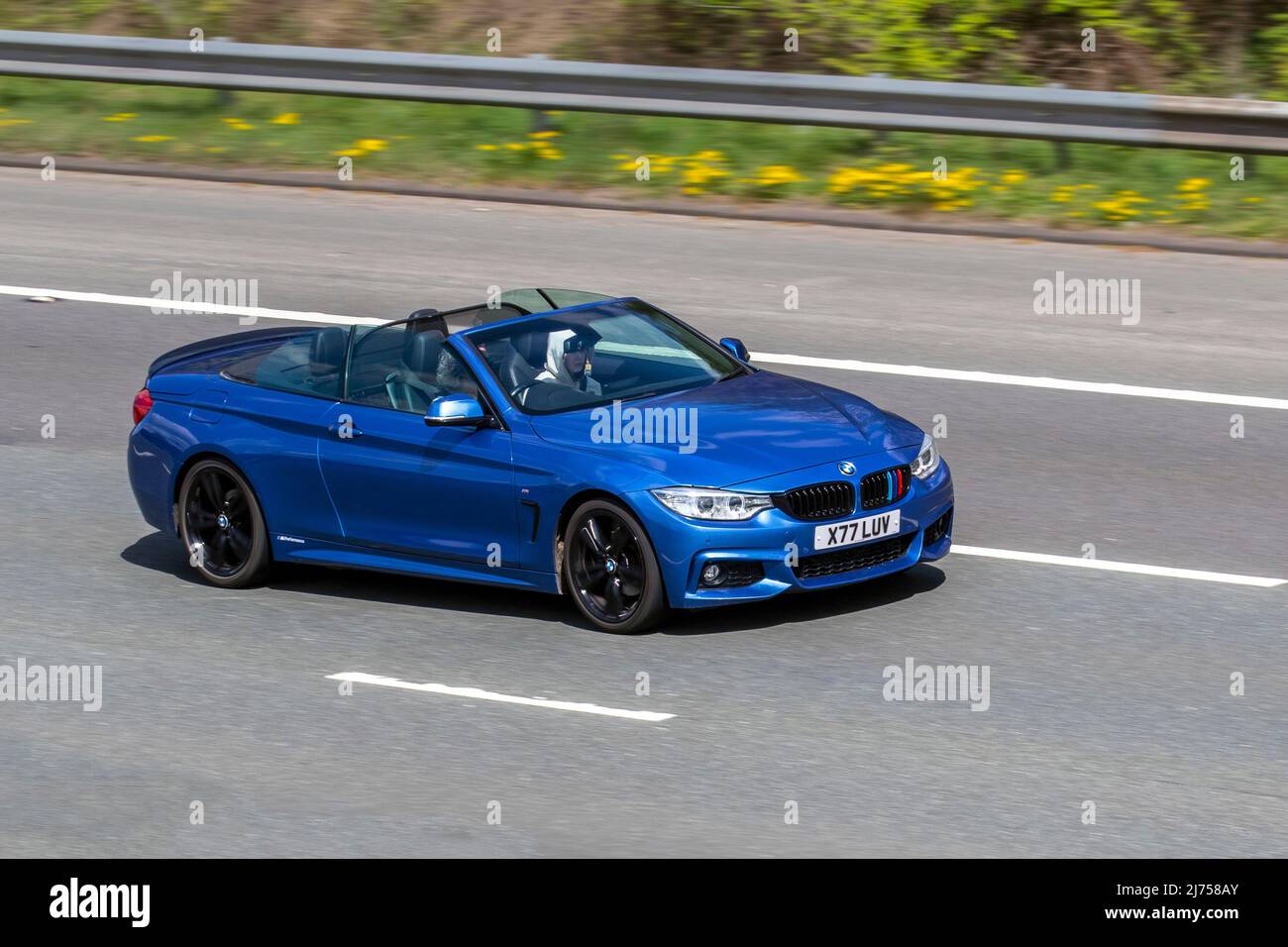 2014 blu BMW 420 420D Luxury 1995cc diesel 8 velocità con capote automatica; guida sull'autostrada M61 UK Foto Stock