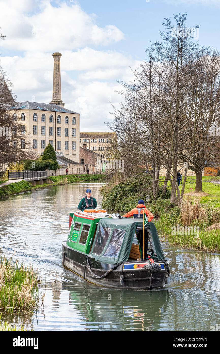 I canali Cotswold Trust Narrow Boat perseverance crociera sul restaurato canale Stroudwater vicino a Ebley Mill, Stroud, Gloucestershire, Inghilterra Regno Unito Foto Stock