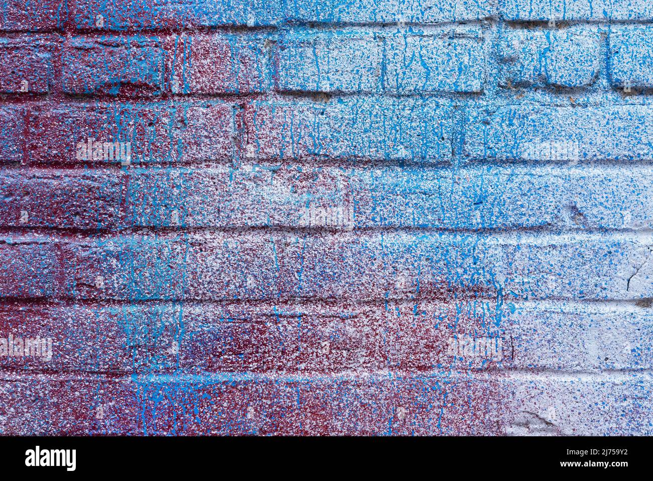 Colorato muro di mattoni dipinti nel vicolo della città. Foto Stock