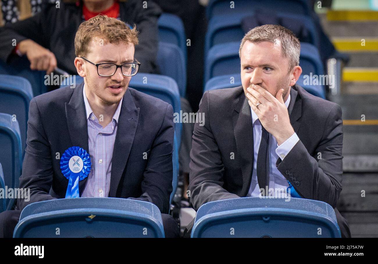 David Meikle (a destra) del conservatore scozzese al Glasgow City Council conta alla Emirates Arena di Glasgow, nelle elezioni del governo locale. Data foto: Venerdì 6 maggio 2022. Foto Stock