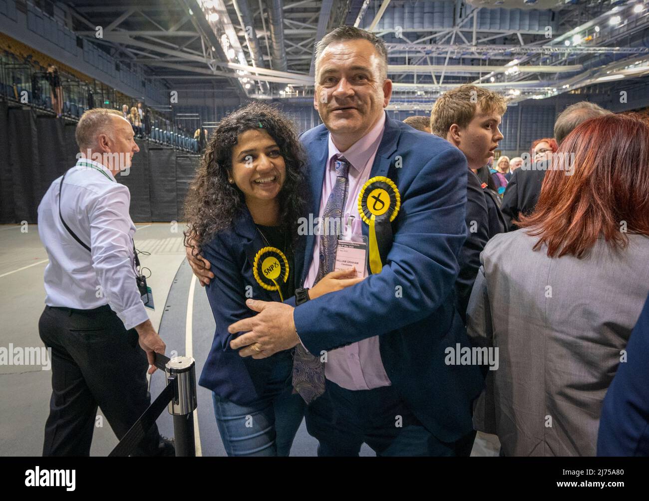 Roza Salih di SNP e William Graham al Glasgow City Council contano alla Emirates Arena di Glasgow, nelle elezioni del governo locale. Data foto: Venerdì 6 maggio 2022. Foto Stock