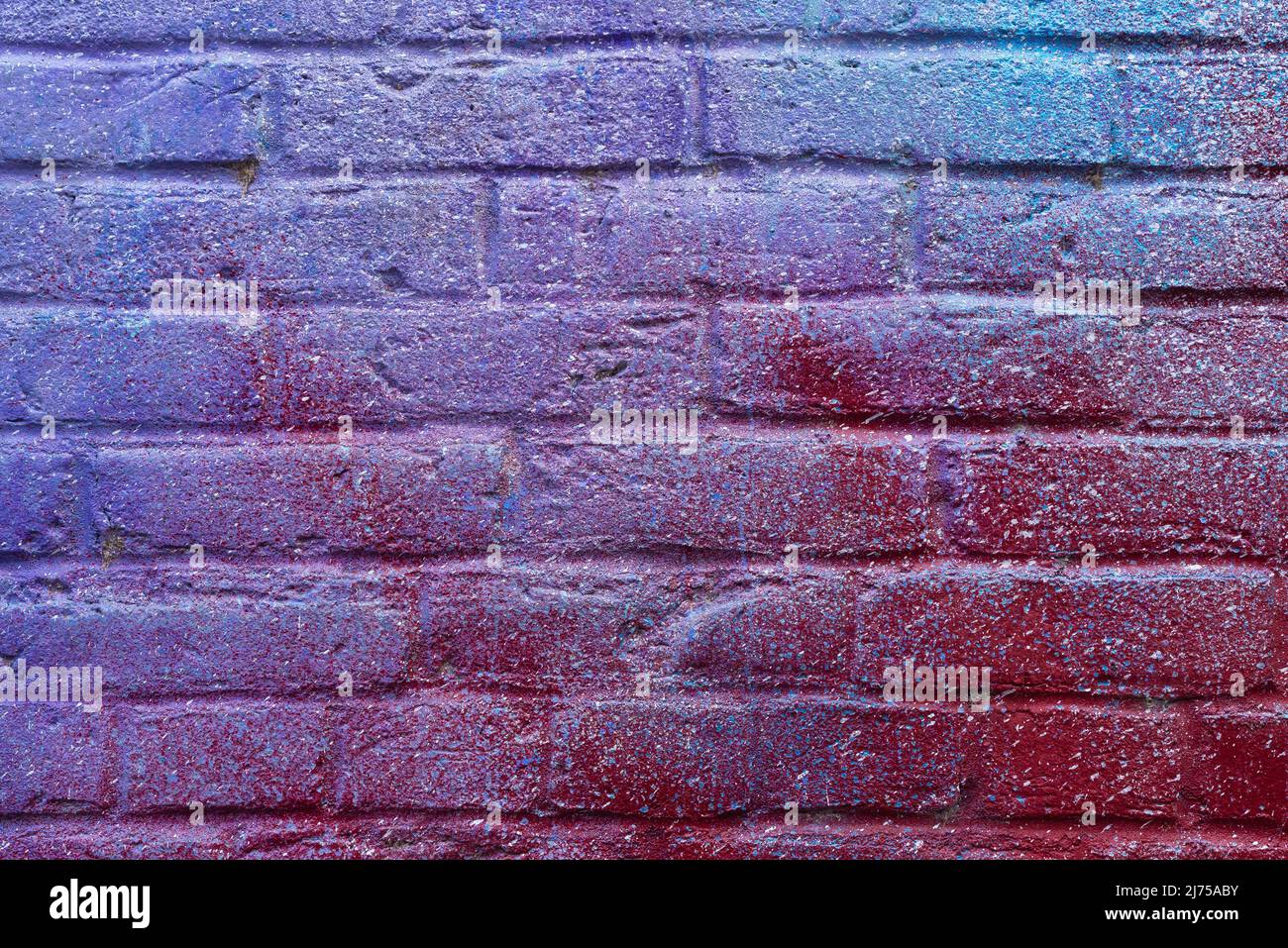 Colorato muro di mattoni dipinti nel vicolo della città. Foto Stock