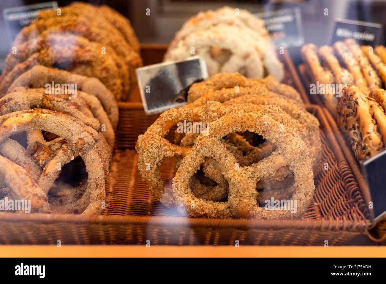 Panetteria, pretzel sul banco espositore in vendita. Famoso pane tedesco nel negozio di panetteria Foto Stock