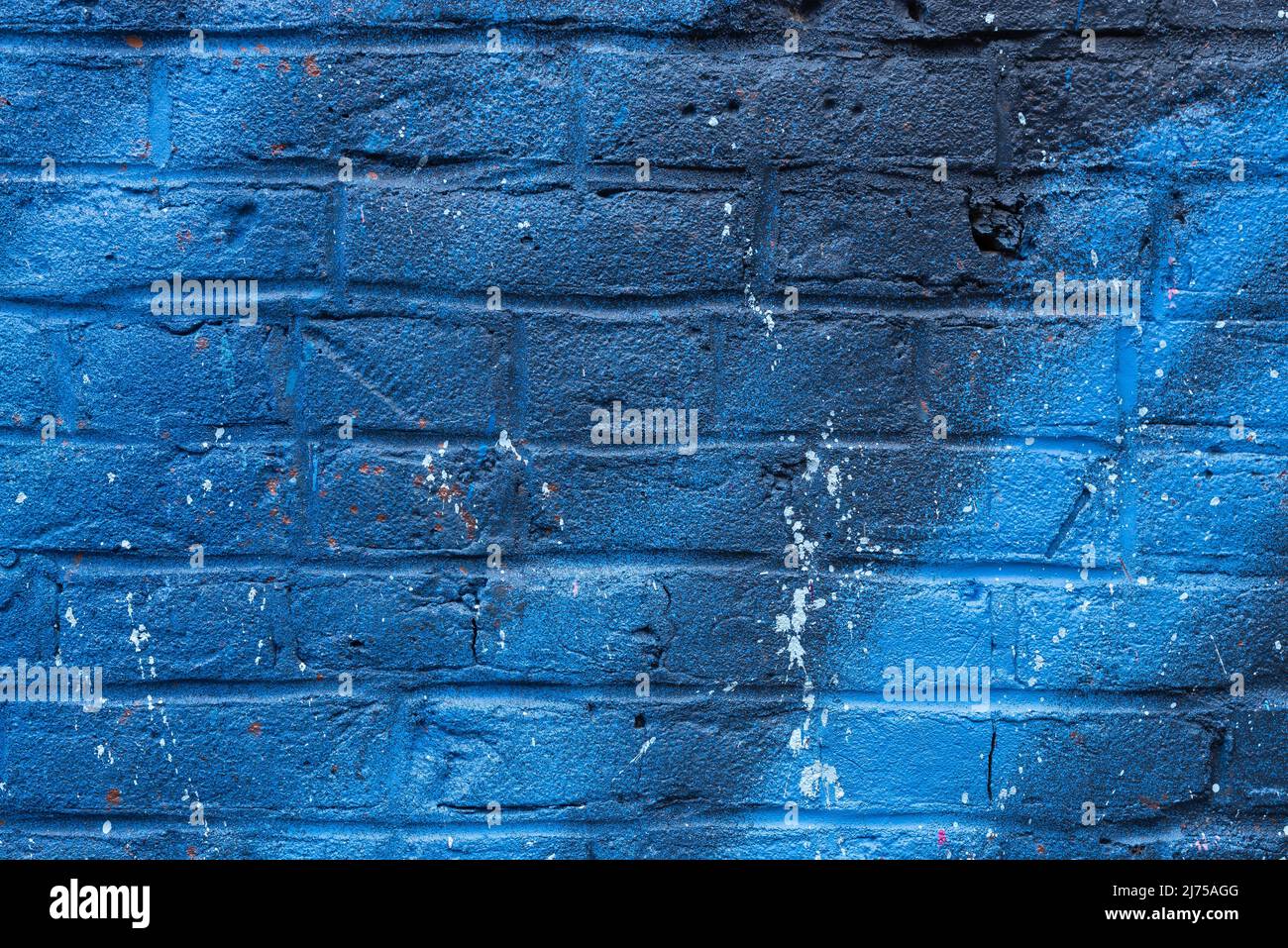 Colorato muro di mattoni dipinti nel vicolo della città. Foto Stock
