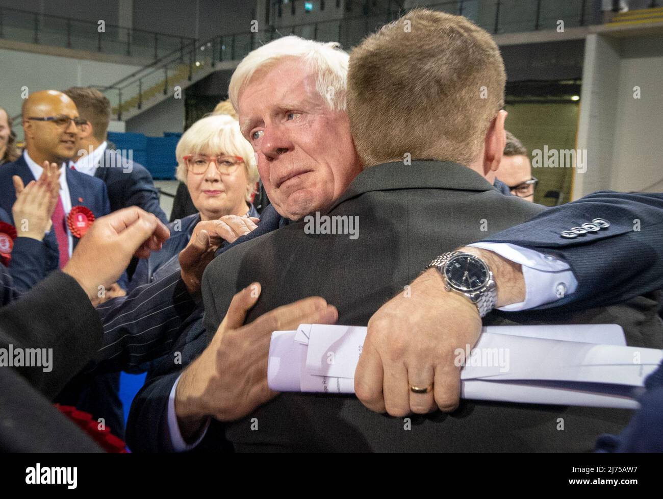 Robert Mooney, laburista scozzese al Glasgow City Council, conta alla Emirates Arena di Glasgow, nelle elezioni del governo locale. Data foto: Venerdì 6 maggio 2022. Foto Stock