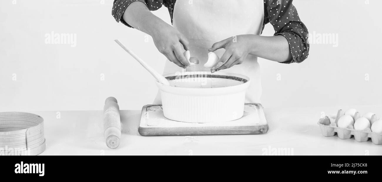 come cucinare. cuoco tenendo le uova. cottura del panettiere in cucina. cibo sano. pasticceria fatta in casa. Foto Stock