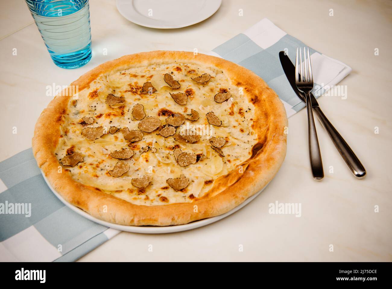 Pizza al tartufo nero con salsa besciamella e formaggi italiani Foto Stock
