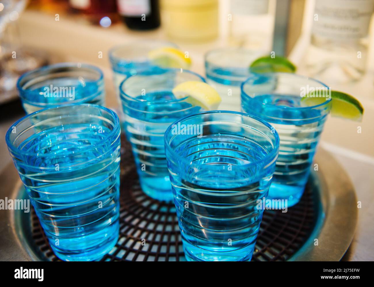 Vassoio con bicchieri d'acqua e lime Foto Stock