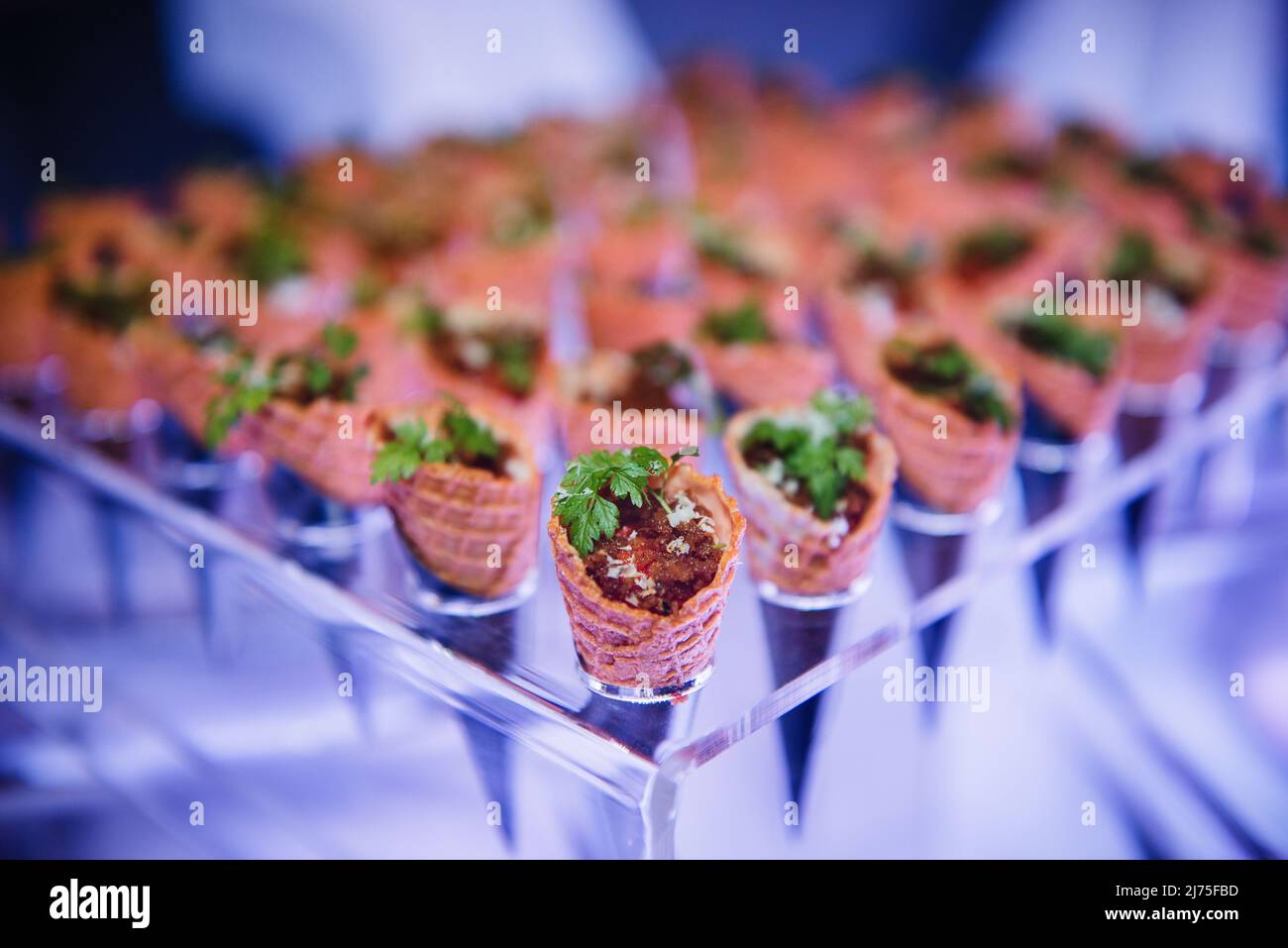 Antipasti per feste serviti in coni gelato Foto Stock