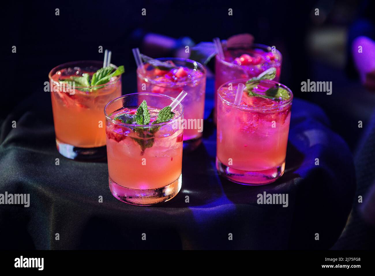 Vassoio di rasberry, menta, vodka cocktail serviti in occasione di un evento Foto Stock
